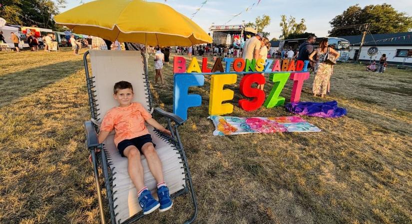 Hogy milyen autóval érkeztek, nem tudni, de az biztos, hogy egy Mercivel mentek haza - kisorsoltak egy Mercedest a BalatonszabadiFeszten