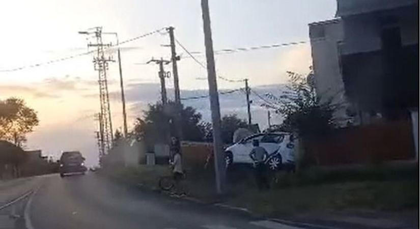 Kerítésbe csapódott egy autó Nyíradonyban – videóval