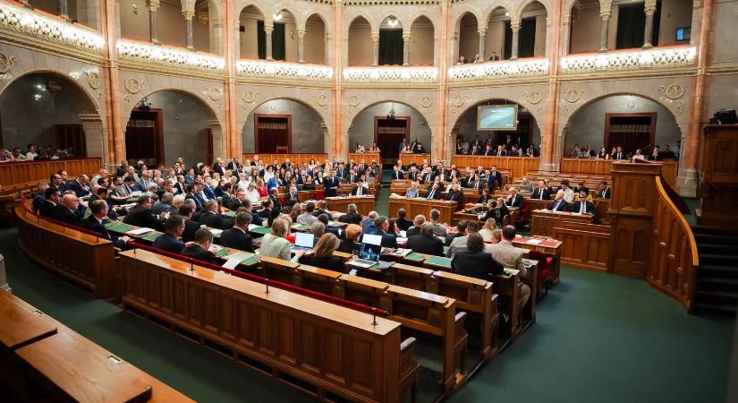 A parlament egyhangúlag megszavazta az iskolakezdési támogatást