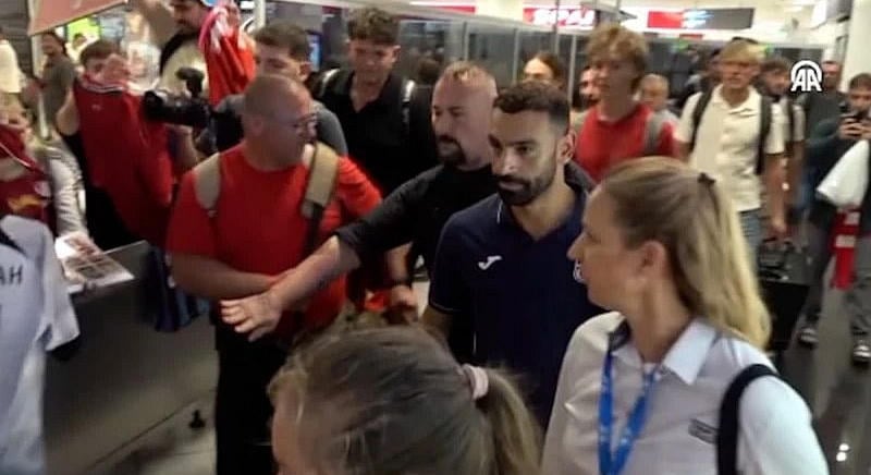 Salah-láz Budapesten: Szurkolók rohamozták meg a reptéren - videó, fotó
