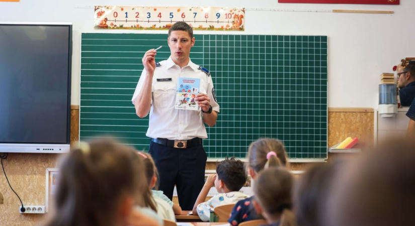 Rendőr bukkant fel az egri tanteremben, az elsősöknek még a szavuk is elakadt – fotókkal