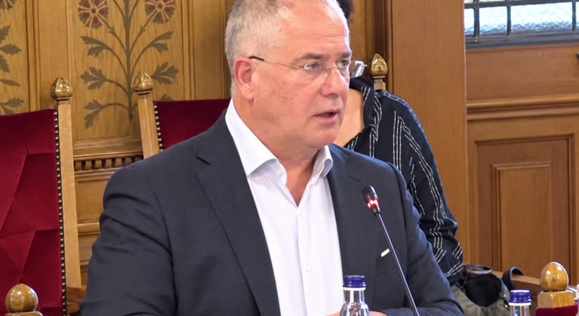 Kósa Lajos megcsillogtatta zsenijét: “Ha a konyhában strukturális rendetlenség van, szeretem a dolgot akkor megvitatni a családdal és kezelni, amikor már megettük a vasárnapi ebédet”