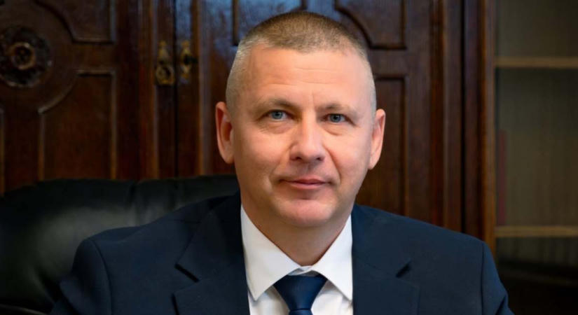 Ruszin-Szendi Romulusz feljelentette magát, miután Bohár Dániel közzétette, hogy a miniszter nem kapcsolta be a biztonsági övét