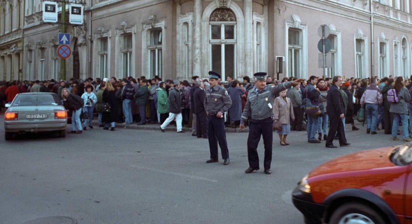 A Postabank VIP-listája és a titkos hitelek: hogyan kötelezte el a bank a ’90-es évek politikai elitjét?