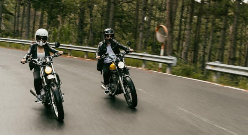 Kézen fogva motoroznak a Bakonyban – megható fotó vagy életveszélyes mutatvány?