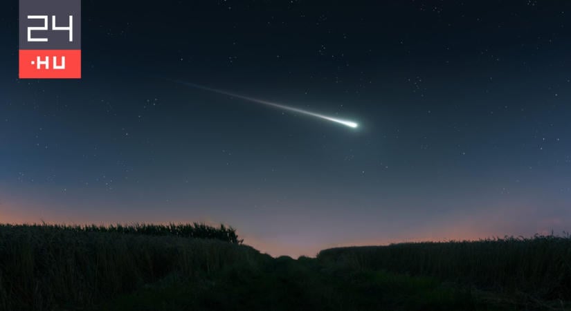 Kósza meteor húzott hosszú csíkot az éjszakai égboltra