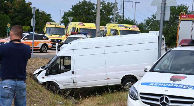 Ceglédnél kapcsolták le az embercsempészt, árokba borult teherautójával