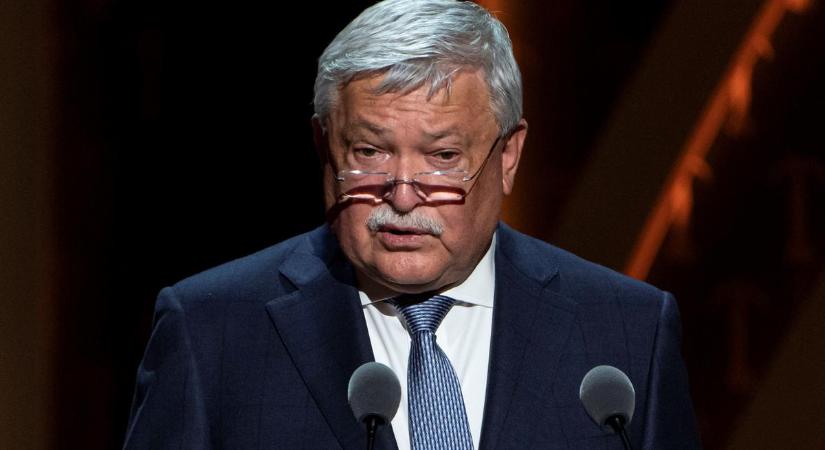 Novák Katalin a legmagasabb rangú magyar kitüntetést adta Csányi Sándornak