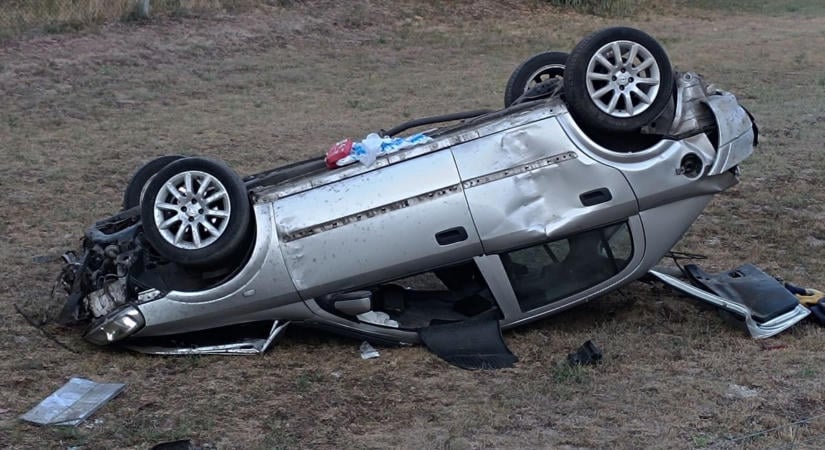 Lángoló traktor, felborult autó, kútba esett cica – mozgalmas napjuk volt a tűzoltóknak