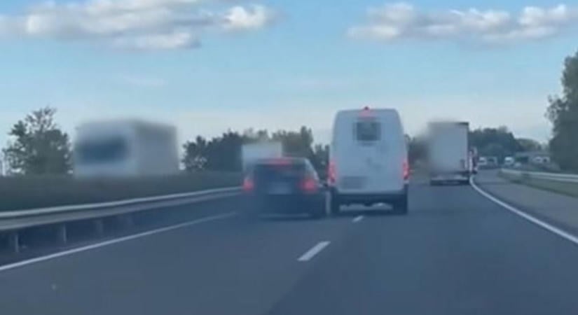 Szándékosan ütközött neki a másik autónak, mert az lassabb volt- videóval!