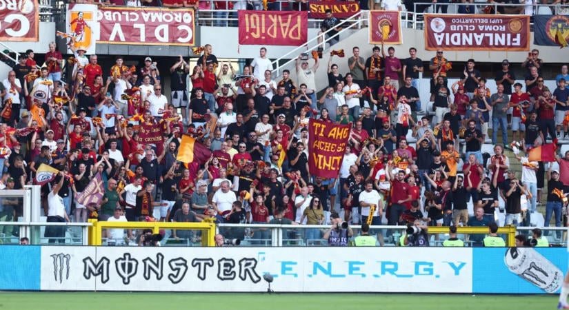 Náci karlendítés miatt kitiltottak 16 Roma-szurkolót a stadionokból