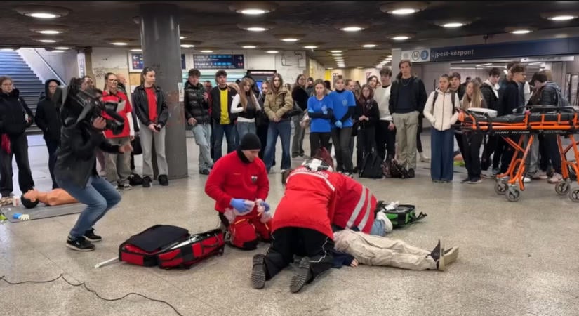 Diákok mutatták meg a járókelőknek az újpesti metróaluljáróban, hogyan kell újraéleszteni