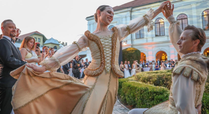 Örök értékek és ifjú szépségek az Anna-bálon – 200 év hagyományai a nyitóceremónián (galéria  videók)