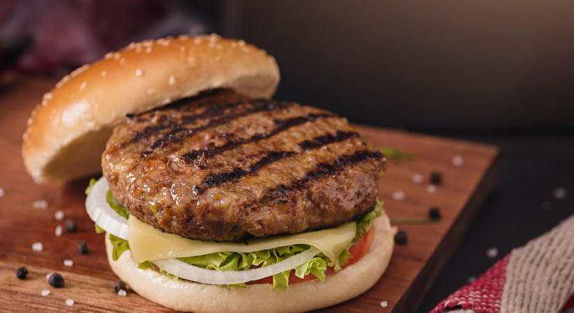 A szakácsok egy olyan összetevőt adnak a hamburgerhez, amitől sokkal szaftosabb és ízletesebb lesz