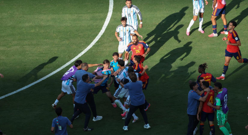 Lecsapott a FIFA a vb-döntős botrány miatt - 10 meccses eltiltást is kaptak a balhézó argentinok