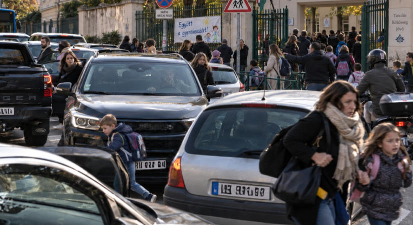 Egy friss felmérés szerint az iskola előtti 100 méter lehet a reggeli „mamataxi” legveszélyesebb szakasza