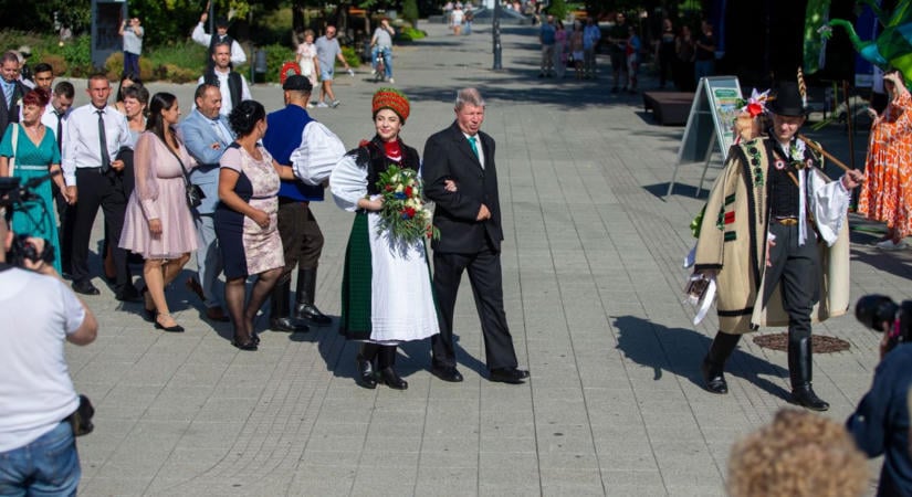 Ilyen esküvőt ritkán látni: egy egész város csatlakozhatott a násznéphez – galériával