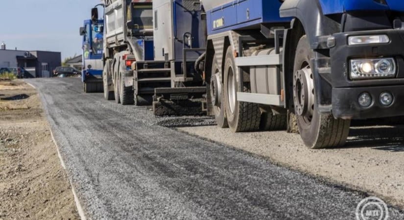 Megkezdődött Szombathelyen az azbesztes zúzalékkal borított területek bitumenes lefedése