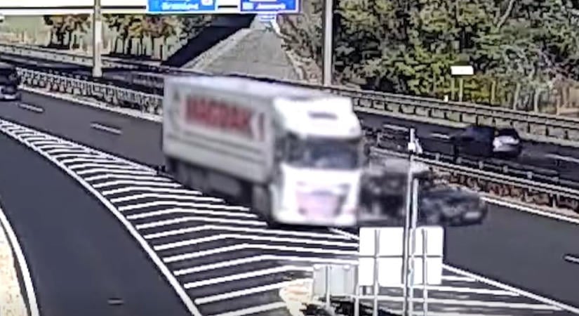 Ezt hogy hozta össze a kamionos? Bele se nézett a tükörbe, fel is borult az M1-esen