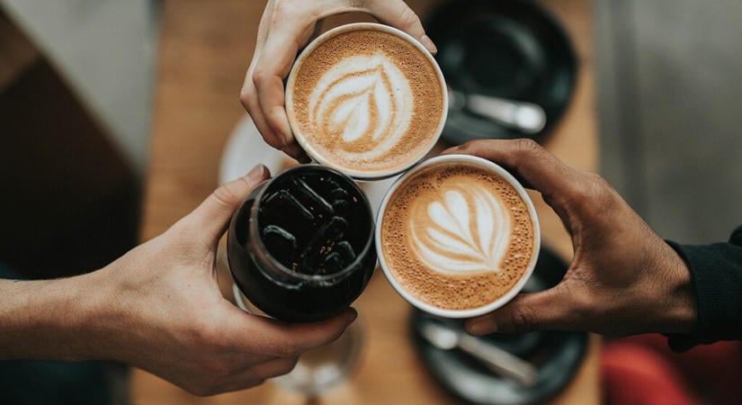 A koffeinmentes kávé meglepő előnyére derült fény: a memóriának is jót tehet