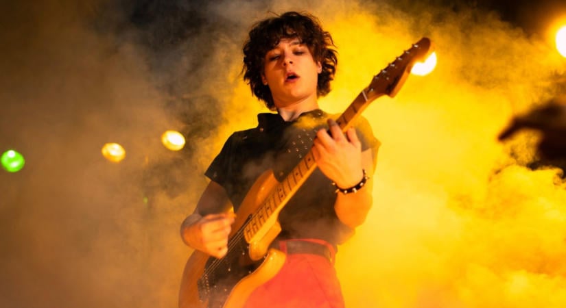 Már holnap a Netflixen: Életrajzi film készült a rocklegendáról, akinek súlyos árat kellett fizetnie a sikerért