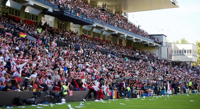 Szálltak a papírrepülők, félbeszakadt a Rayo és a Bilbao mérkőzése
