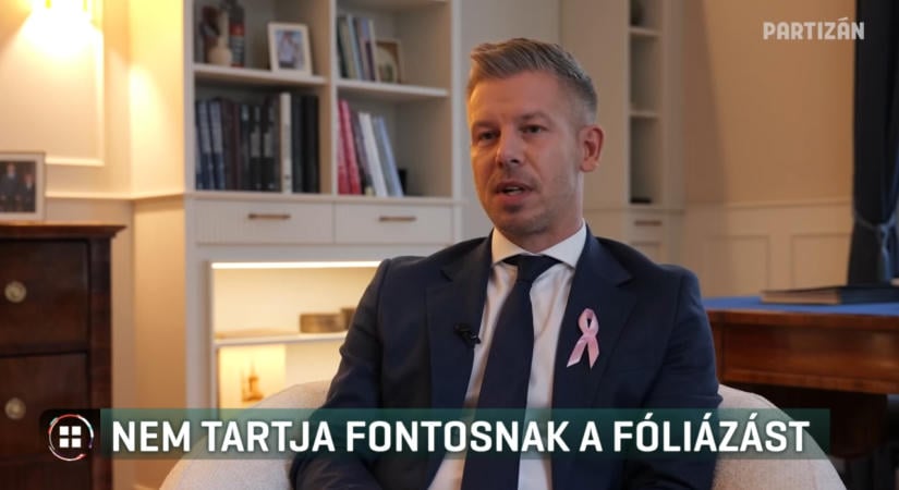 Magyar Péter nem tartja fontosnak a könyvek fóliázását, a Háttér Társaság vitatja