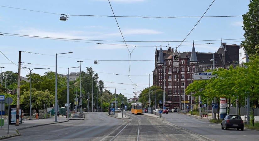 Baleset a Nagyvárad térnél: az egyik kocsi a villamossíneken kötött ki