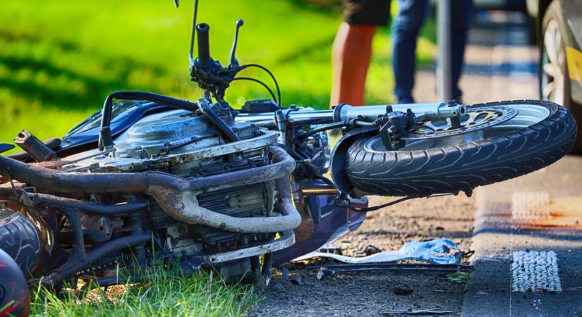 Kukásautóval ütközött egy motoros, már nem tudták megmenteni