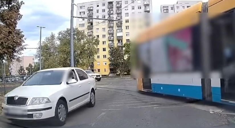 Őrület! Úgy nyomta neki a fehér Octavia, hogy majdnem belerohant a 2-es villamosba - videó!