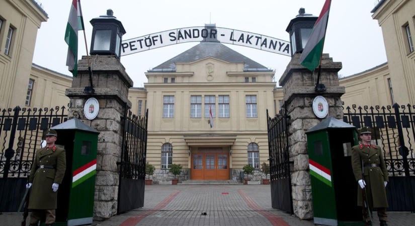 Új helyre kerülnek a milliárdok: több tucat laktanyát újítanak fel