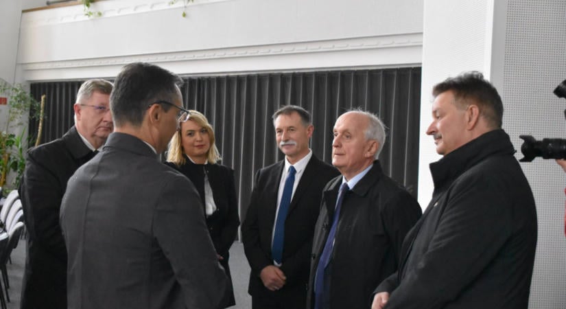 Fideszes és tiszás politikusok közös fotón: így emlékeztek meg 1956-ról a Debreceni Egyetem előtt