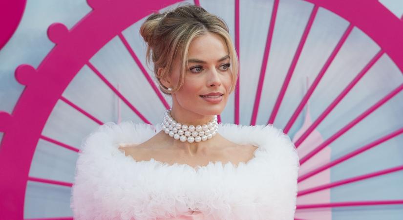 Margot Robbie nadrág nélkül állt ki a Hollywood-i sztrájkolók mellett