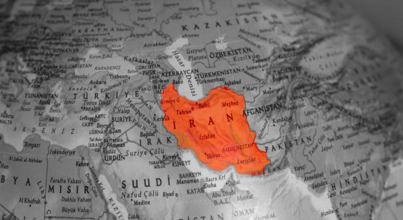 Ballisztikus rakétákkal támadott Irán, fellángolt a harc az olajszállítási útvonalon