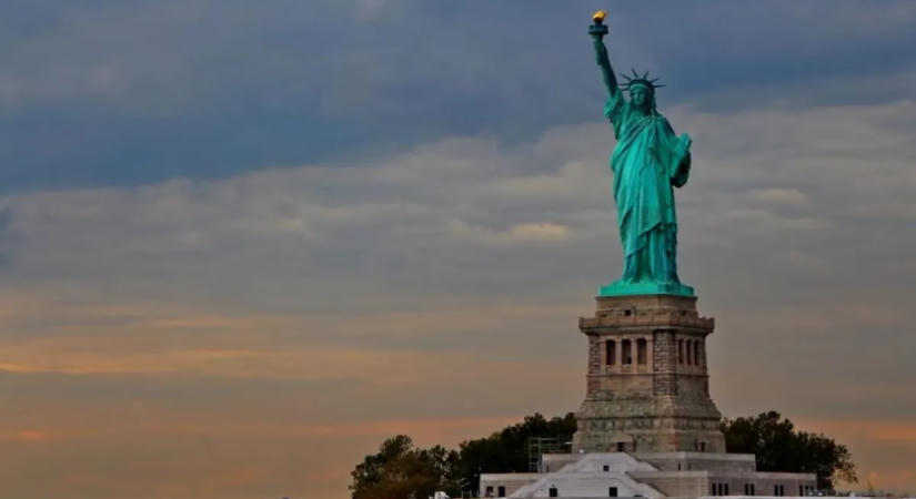 Felborult egy hajó a New York-i Szabadság-szobor közelében, több utas a vízbe zuhant – videó