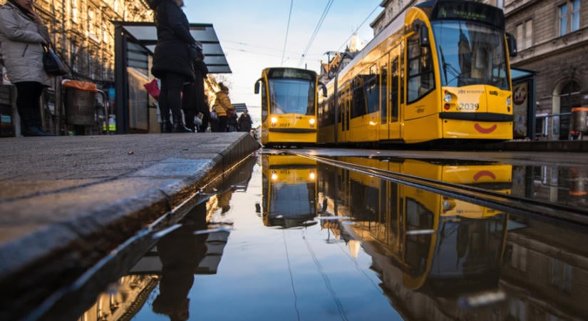 A földre lökte, aztán lerángatta az utast az elszabadult ellenőr az Oktogonon