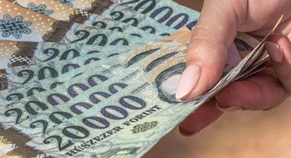 Ömlött a pénz az idén a lakossági betétekbe, százmilliárdok kerültek elő