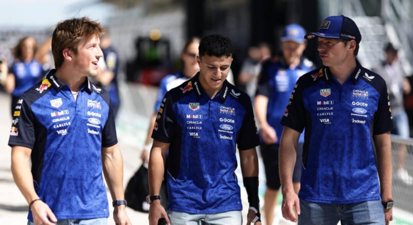 Eldőlt az F1 legkérdésesebb jó ülése, a Red Bull nagy kérdőjele: még vissza sem ült az autóba, de már meghosszabbították Verstappen csapattársának szerződését