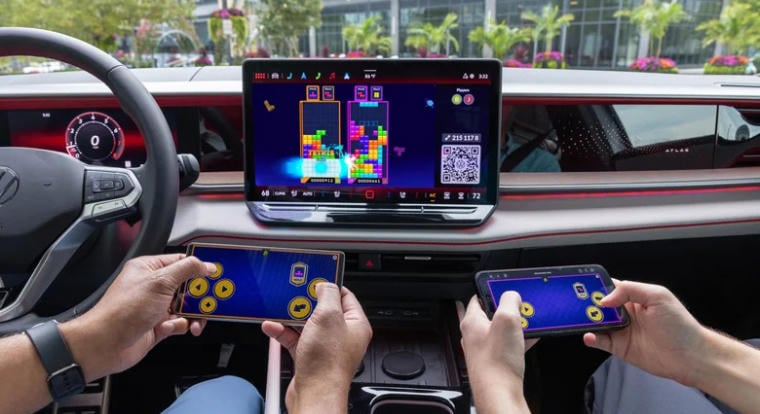 Tetris és Pac-Man is költözik a Volkswagenek fedélzeti kijelzőjére