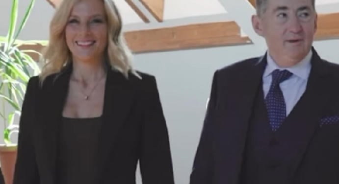 Ez kapta 5. házassági évfordulójukra Várkonyi Andrea Mészáros Lőrinctől