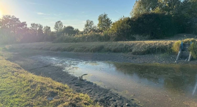 Halmentésre készülnek a Rákos-patak csatornájánál