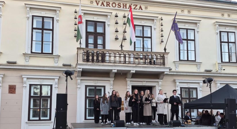 Sárváron is fejet hajtottak az 1956-os forradalom hősei, mártírjai előtt - fotó