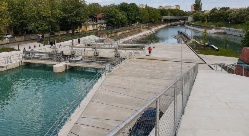 Kinyitották a Sió-zsilipet, zúdul ki a víz a Balatonból