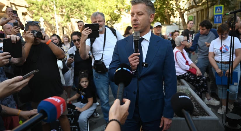 Azonnali béremelésért tüntettek a szociális ágazatban dolgozók, Magyar Péter átvette a követeléseiket
