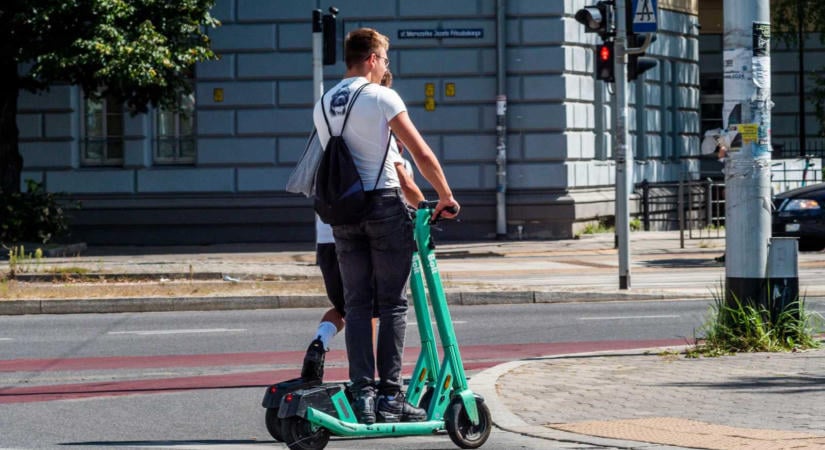 Fokozottan ellenőrzi a rendőrség októberben a kerékpárosokat és a rollereseket