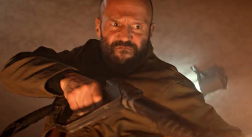Megérkezett az első előzetes A méhész 2-höz, amelyben Jason Statham szó szerint lenyom egy lángszórót egy rosszfiú torkán