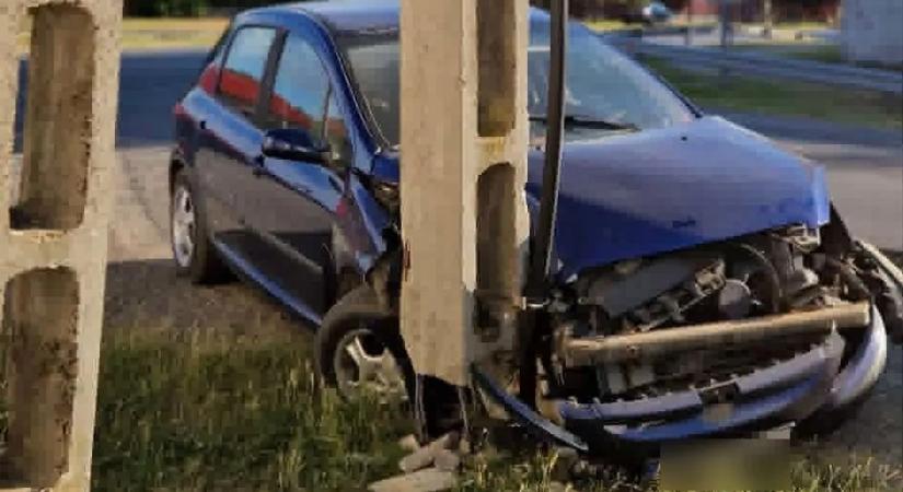 Nagy erőkkel keresik a figyelmetlen sofőrt: villanyoszlopot tarolt le, majd elmenekült