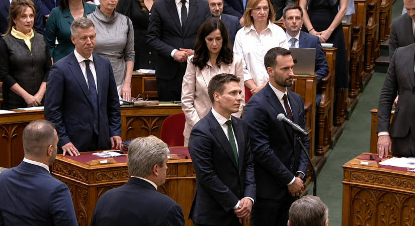 Videó: belesült az eskü szövegébe a két új fideszes képviselő