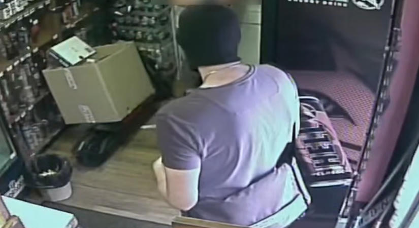 Injekciós tűvel fenyegetőzött: fekete maszkos alak rabolt ki egy dohányboltot Salgótarjánban - videó!
