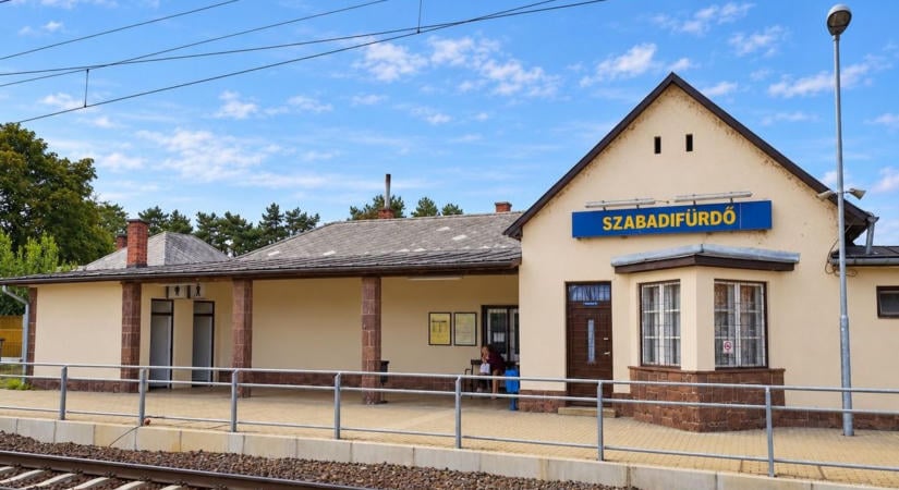 Félmilliárd forintból építenek várótermet a Balaton déli partján, különleges üvegfalakkal találkozhatunk Szabadifürdőn